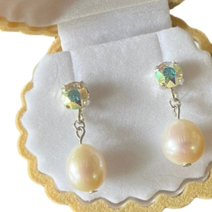 Vue rapprochée des boucles d'oreilles Lys courtes artisanales, cristal Swarovski et perles d'eau douce