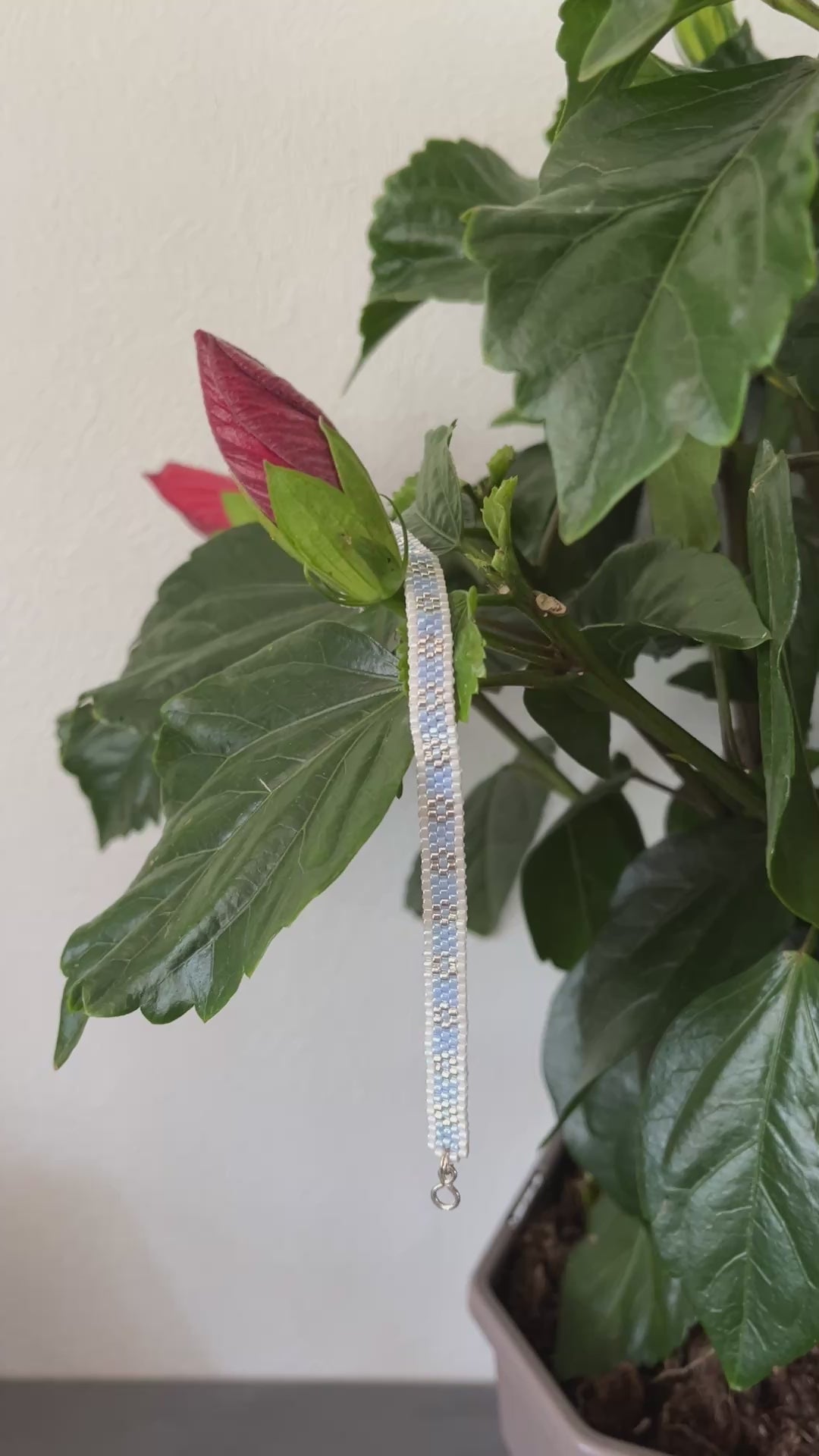 Bracelet Daphné artisanal en perles Miyuki, photo lifestyle