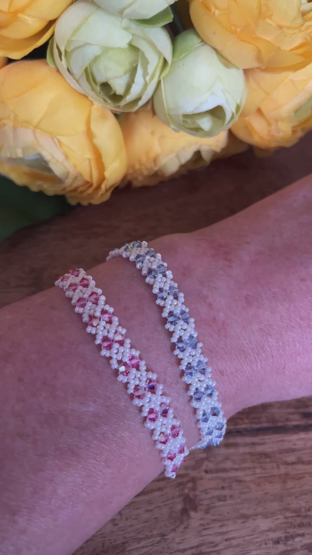 Bracelet Clématite artisanal en perles Miyuki et cristal Swarovski, photo lifestyle