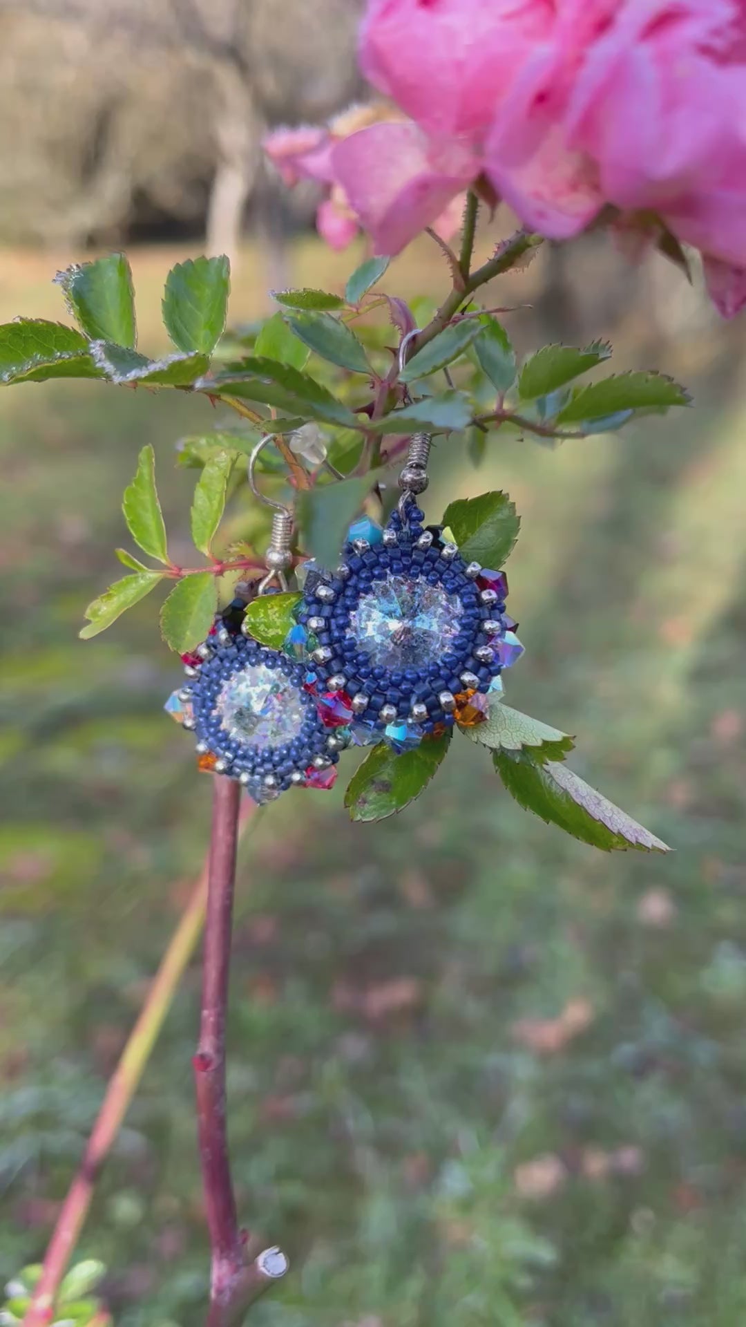 Vidéo Boucles d'oreilles Iris artisanales, perles Miyuki 1mm et cristaux Swarovski multicolores, photo lifestyle
