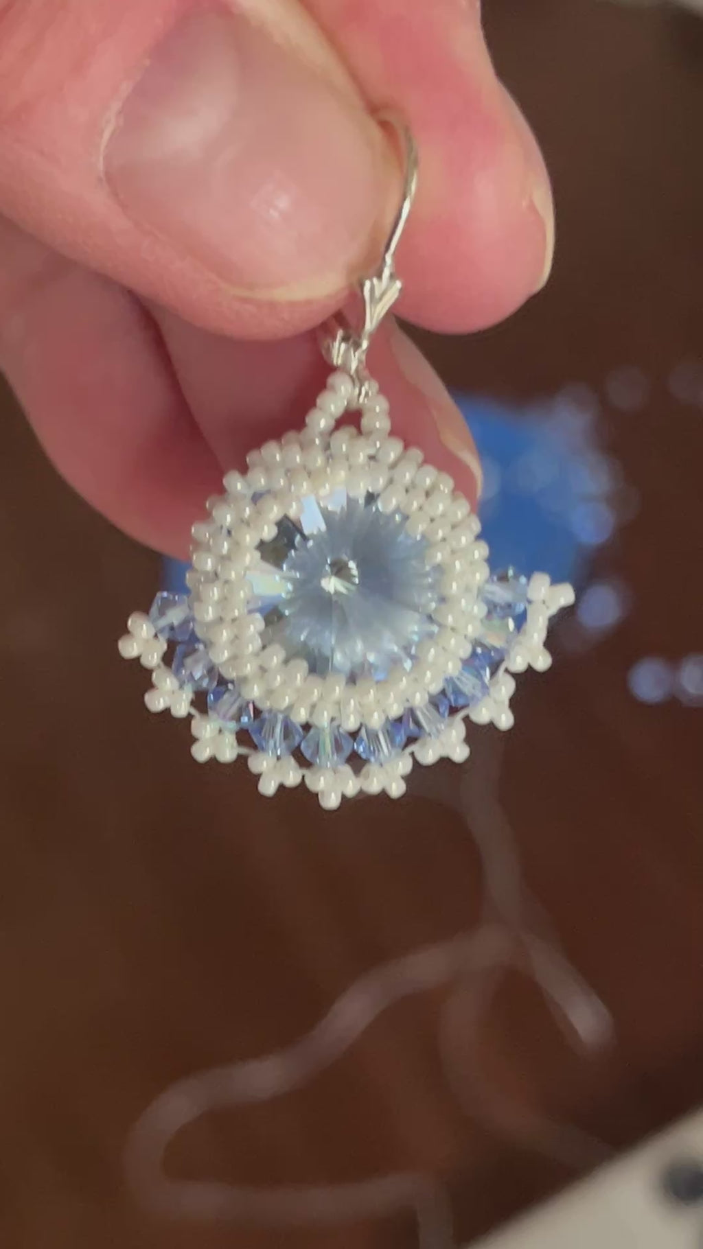 Détail boucles d'oreilles Clématite artisanales bleu ciel, création parisienne
